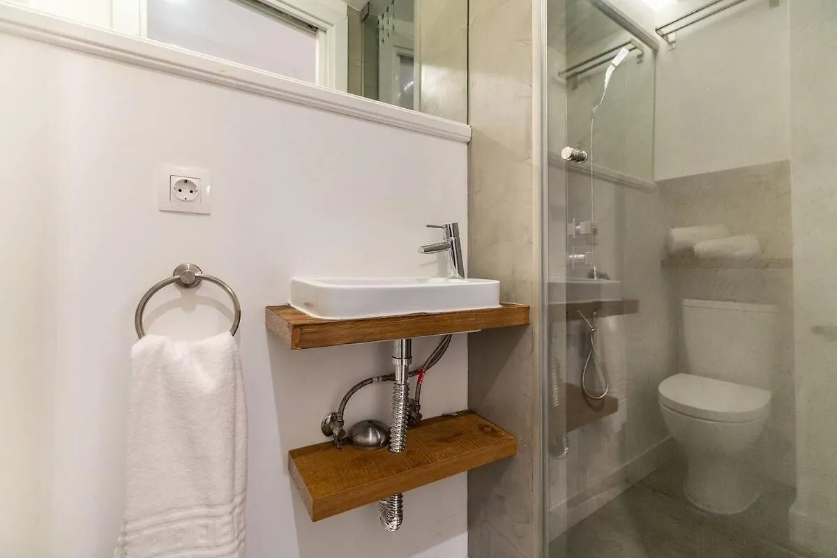 Alfama - Two Bedroom Apartment With River View 리스본
